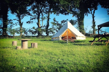 Whispers The Wind Bell Tent Hang Out Zone - Caravan parks with Pet Rooms in Richmond