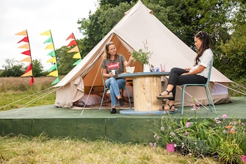 The Bunnies Barrow Bell Tent - Family Zone - Caravan parks with Pet Rooms in Richmond