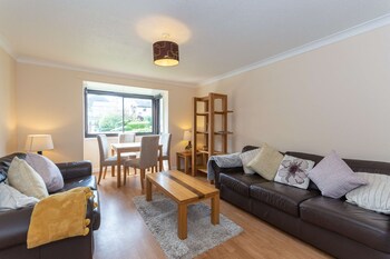 Central House St Andrews Sleeps 8 - Apartments with Pet Rooms in St. Andrews