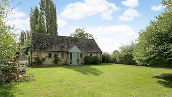 Pair Of Secluded Rural Cottages Near Oxford - Cottages with Pet Friendly Rooms in Witney