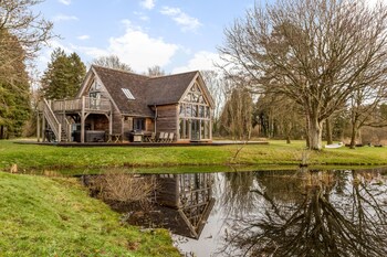 Stunning Lakeside Country Retreat Near Cirencester - Holiday homes with Pet Rooms in Cirencester