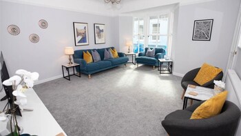 The Edge - Apartments with Pet Rooms in Tenby