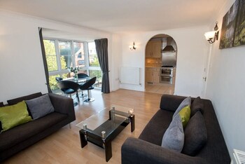 Celador Apartments - Bear Wharf - Apartments with Pet Rooms in Reading