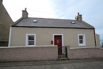 Cosy Cottage Overlooking The Harbour And Magnificent View Of The Moray Coast - Holiday homes with Pet Rooms in Buckie