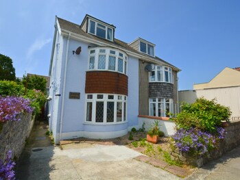 Modern Holiday Home In Tenby With Patio - Holiday homes with Pet Rooms in Tenby