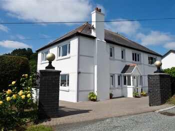 Spacious Well-presented Property Situated In The Coastal Village Of Amroth - Holiday homes with Pet Rooms in Narberth