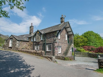 Spacious Holiday Home On A Hill With Private Parking And An Open Fireplace - Holiday homes with Pet Rooms in Ambleside