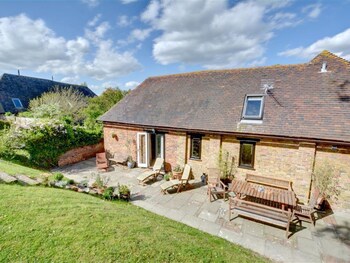 Converted Barn With Excellent Wooden Beams, High Ceiling And A Cosy Terrace - Cottages with Pet Rooms in Sandwich