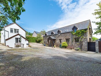 Characteristic Stone Farmhouse In Hilly Devon Near Sea - Holiday homes with Pet Rooms in Bideford