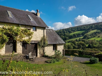 Cosy Cottage With Authentic Fireplace In The Breathtaking Duffryn Valley - Cottages with Pet Rooms in Crickhowell