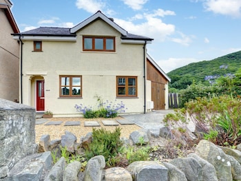 Luxurious Holiday Home In Abergwyngregyn In National Park - Holiday homes with Pet Rooms in Llanfairfechan