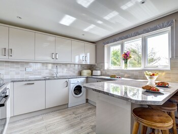 Spacious Holiday Home In Cornwall With Garden - Holiday homes with Pet Friendly Rooms in Padstow