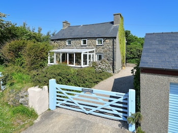 Charming Holiday Home In Aberdaron With Private Garden - Holiday homes with Pet Friendly Rooms in Pwllheli