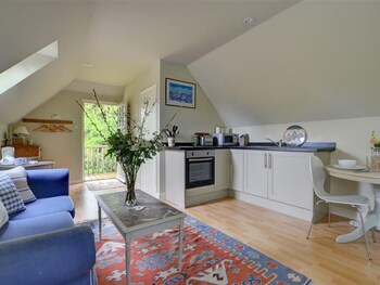 Unwind And Relax In This Romantic, Refurbished First Floor Studio Apartment - Holiday homes with Pet Rooms in Cranbrook