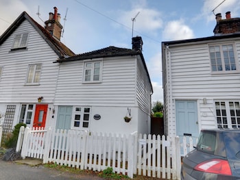 Charming 2 Bedroom Mid Terrace Cottage Is In A Quiet Spot In Hawkhurst - Holiday homes with Pet Friendly Rooms in Cranbrook