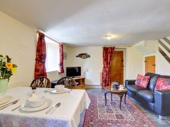 Pretty Holiday Home With Sunny Garden And A Comfortable Four-poster Bed - Holiday homes with Pet Rooms in Llanidloes