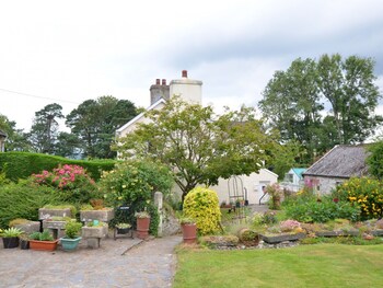 Holiday Home With Floor Heating, Authentic Wooden Beams And A Beautiful Garden - Holiday homes with Pet Rooms in Llandysul