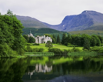 Inverlochy Castle - Hotels with Pet Rooms in Fort William