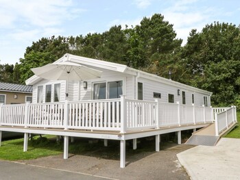 Charming Lodge Located On Cayton Bay Holiday Park - Cabins & lodges with Pet Rooms in Scarborough