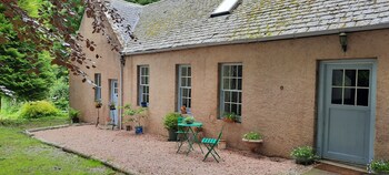 Delightful Woodland Cottage Overlooking Castle - Cottages with Pet Rooms in Insch