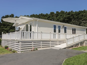 Impeccable 3-bed Lodge At Cayton Bay Holiday Park - Cabins & lodges with Pet Rooms in Scarborough