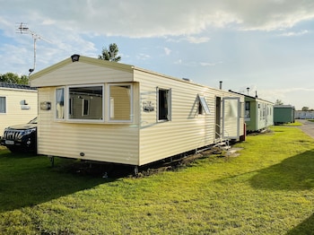 3 Bed 8 Berth Caravan In California Cliffs   D53 - Cabins & lodges with Pet Friendly Rooms in Great Yarmouth