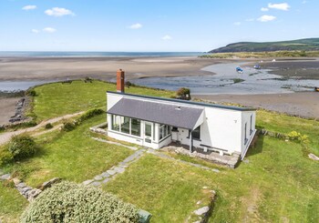 Camelot On The Parrog - Cottages with Pet Rooms in Newport