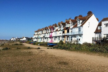 Beachfront Retreat With Panoramic Views Of The Bay - Apartments with Pet Friendly Rooms in Whitstable