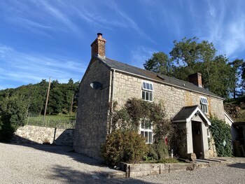 Stunning 3-bed House In A Private Hidden Valley - Holiday homes with Pet Rooms in Denbigh