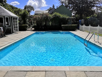 Captivating Isolde Cottage, With Pool Near St Ives - Villas with Pet Rooms in Camborne