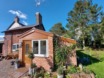 Beautiful 1-bed Farmhouse Cottage In Chester - Holiday homes with Pet Rooms in Chester