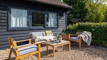 Plum Guide - The Kingfisher - Holiday homes with Pet Rooms in Ashford