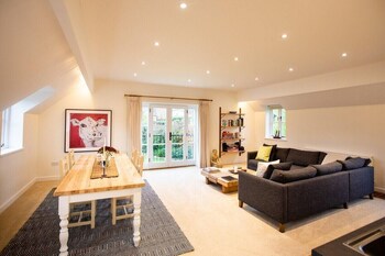 Plum Guide - The Curious Cow - Apartments with Pet Rooms in Banbury