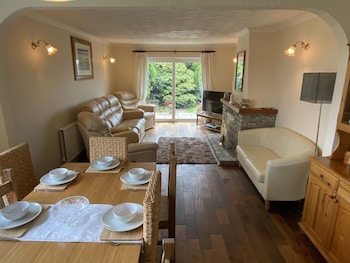 Santa Rosa - 4 Bedroom Holiday Home - Holiday homes with Pet Rooms in Kilgetty