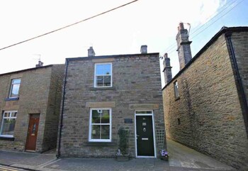 Charming 2-bed Cottage In The Heart Of Stanhope - Holiday homes with Pet Rooms in Bishop Auckland