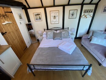 Windsor / Ascot / Bracknell Beautiful Barn - Holiday homes with Pet Rooms in Bracknell