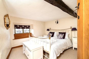 Coniston House - Cottages with Pet Rooms in Cheltenham