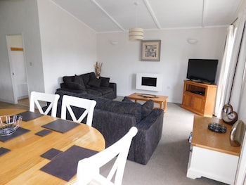 Lovely 2 Bed Lodge With Hot Tub And Sauna In Ely - Holiday homes with Pet Friendly Rooms in Ely