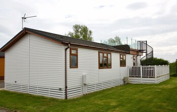 Beautiful 2-bed Lodge With Hot Tub And Saunain Ely - Cabins & lodges with Pet Rooms in Ely