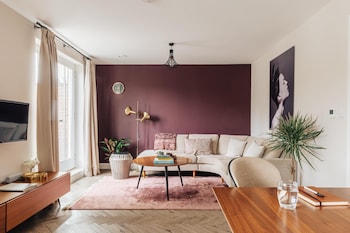 Plum Guide - Fen Violet - Apartments with Pet Rooms in Canterbury