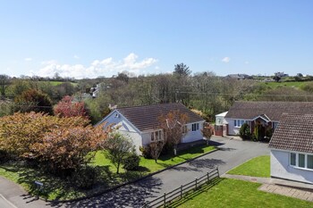 Modern 3-bed Bungalow In Moelfre - Private Garden! - Cottages with Pet Rooms in Moelfre