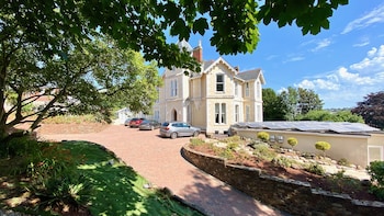 Torbay Rise - With Pool Hot Tub Sauna Gym Games Cinema Room Sea Views - Holiday homes with Pet Rooms in Torquay