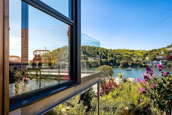 Two Guns Contemporary Stylish Townhouse With Stunning Sea Views - Holiday homes with Pet Rooms in Dartmouth