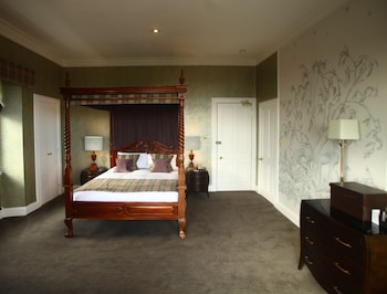 The Old Manor Hotel - Hotels with Pet Rooms in Leven