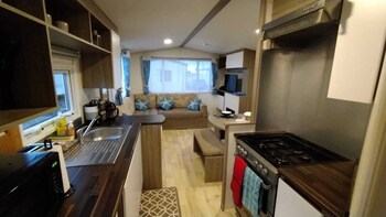 Lovely 2-bedroom Caravan In Rhyl - Cabins & lodges with Pet Rooms in Rhyl