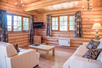 Ash Lodge With Hot Tub, Kingfishers - Cabins & lodges with Pet Rooms in Woodbridge