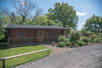 Willow Lodge With Hot Tub, Kingfishers - Cottages with Pet Rooms in Woodbridge