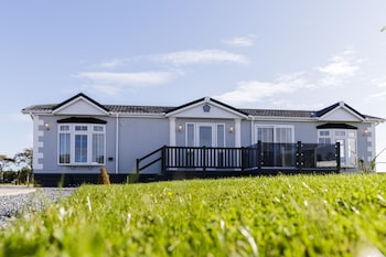 Chatsworth Lodge 4 With Hot Tub - At Luxury Resort - Holiday homes with Pet Rooms in St. Andrews