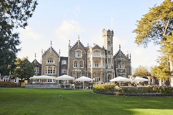 Oakley Court - Hotels with Pet Rooms in Windsor