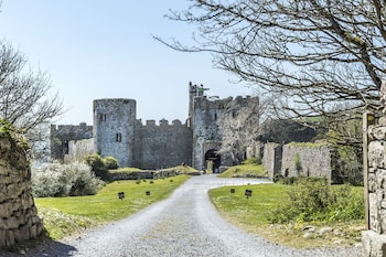 Castle House - 5 Bedroom - Manorbier - Holiday homes with Pet Rooms in Tenby